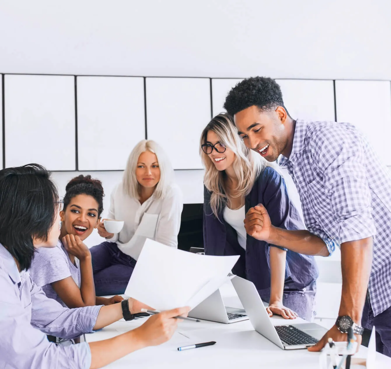 Une professionnelle travaillant sur la gestion de la paie
